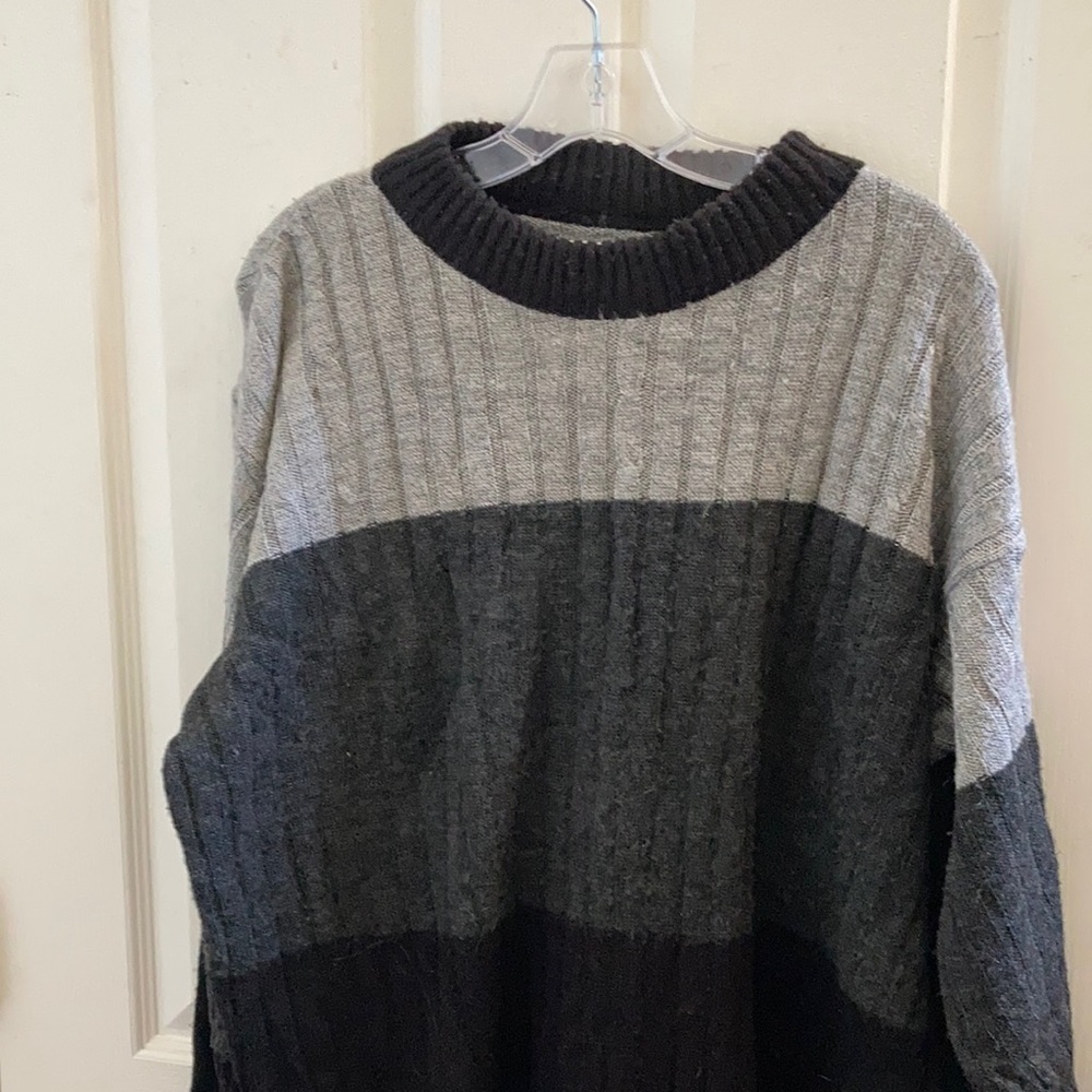 FINAL MARKDOWN Men’s crossings sweater large